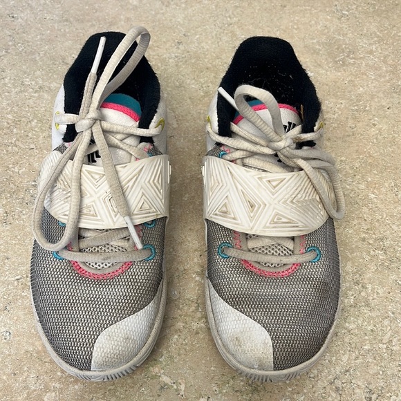 Kyrie Flytrap 3, Boys sneakers, white size 13C - Picture 5 of 10